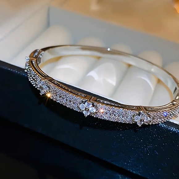 Exquisite 18k White Gold plated Four-Leaf Flower Hinged Rhinestone bangle 16” - Picture 4 of 16